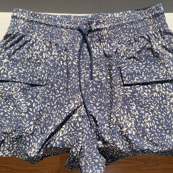 High-waisted Stretch Tech Performance Utility Cargo Shorts 5” Inseam NEW M - Picture 14 of 14